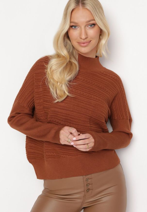 Born2be - Brązowy Sweter z Wełną o Asymetrycznym Fasonie z Tłoczeniem Sarositte. Kolor: brązowy. Materiał: wełna