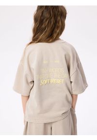 Reserved - Luźny t-shirt z nadrukiem - beżowy. Kolor: beżowy. Materiał: bawełna. Wzór: nadruk #1