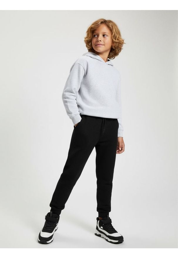 Sinsay - Spodnie dresowe jogger - czarny. Kolor: czarny. Materiał: dresówka