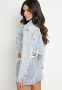 Born2be - Jasnoniebieska Kurtka Jeansowa o Krótkim Kroju Zdobiona Przetarciami Zaritia. Okazja: na co dzień. Kolor: niebieski. Materiał: jeans. Długość rękawa: długi rękaw. Długość: krótkie. Wzór: aplikacja. Styl: klasyczny, casual, elegancki #2