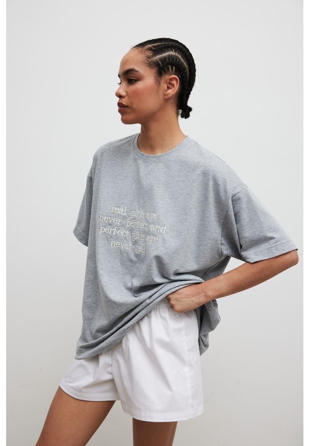 Marsala - T-shirt typu oversize z HAFTEM w kolorze GREY MELANGE - VERITE-XS/S. Materiał: dzianina, bawełna, elastan. Wzór: haft. Styl: klasyczny, elegancki