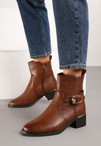 Renee - Brązowe Botki na Słupku z Ozdobną Klamrą Boradi. Okazja: na co dzień. Zapięcie: klamry. Kolor: brązowy. Materiał: jeans. Sezon: jesień, zima. Obcas: na słupku. Styl: casual, klasyczny, elegancki. Wysokość obcasa: średni #1