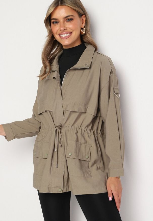 Born2be - Beżowa Kurtka Parka z Bawełną Ściągana w Pasie Troczkiem Zapinana na Napy Velethra. Okazja: na co dzień. Kolor: beżowy. Materiał: bawełna. Styl: casual