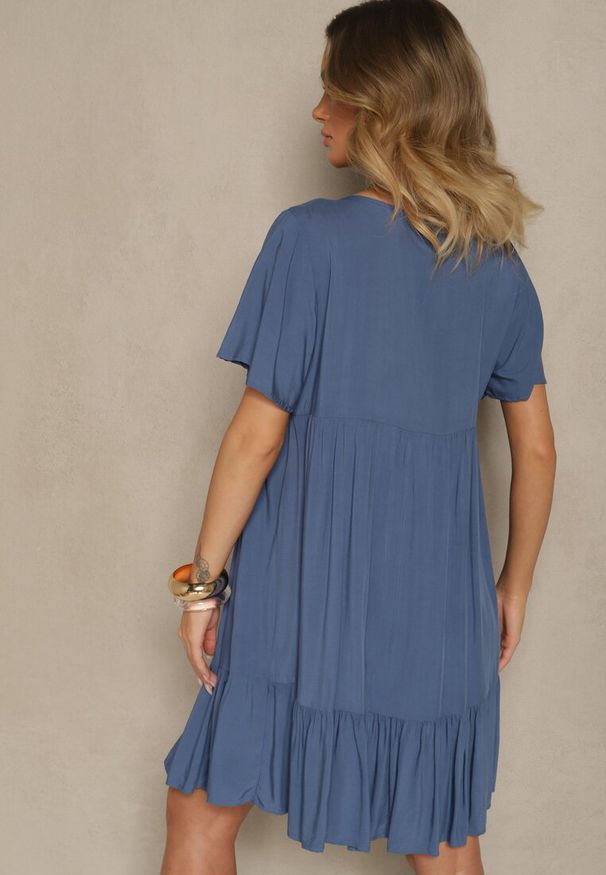 Renee - Niebieska Bawełniana Sukienka Rozkloszowana z Wiązaniem przy Dekolcie Mepova. Okazja: na co dzień. Kolor: niebieski. Materiał: bawełna. Styl: klasyczny, casual