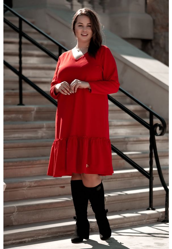 Moda Size Plus Iwanek - Czerwona sukienka Alicja z falbanką XXL OVERSIZE JESIEŃ. Okazja: na co dzień. Kolor: czerwony. Materiał: dzianina, dresówka, poliester, tkanina, bawełna. Długość rękawa: krótki rękaw. Sezon: wiosna, zima, jesień. Typ sukienki: oversize. Styl: casual