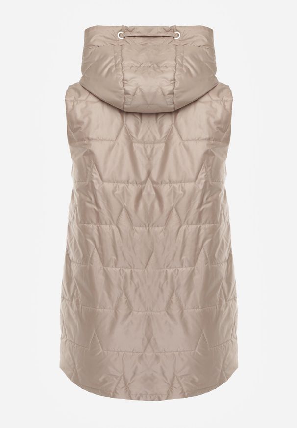 Born2be - Jasnobrązowa Kamizelka z Nieodpinanym Kapturem i Geometrycznym Pikowaniem Kalousa. Okazja: na co dzień. Kolor: brązowy. Materiał: jeans, dresówka. Długość rękawa: długi rękaw. Wzór: geometria. Styl: klasyczny, casual