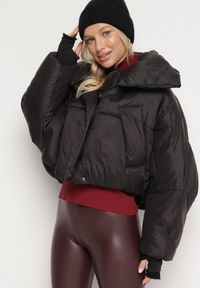 Born2be - Czarna Pikowana Kurtka o Nietoperzowym Kroju z Szerokim Kołnierzem Neandria. Okazja: na co dzień, do pracy. Kolor: czarny. Materiał: jeans. Długość: krótkie. Styl: casual, elegancki #2