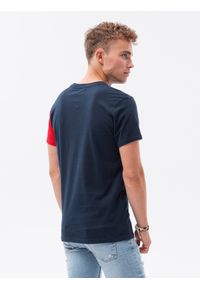 Ombre Clothing - T-shirt męski z pionowymi kontrastowymi elementami - granatowy V3 OM-TSCT-22SS-006 - XXL. Okazja: na co dzień. Kolor: niebieski. Materiał: bawełna, materiał. Wzór: napisy, aplikacja, kolorowy. Styl: casual, sportowy #4
