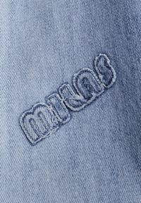 Born2be - Niebieskie Jeansy o Szerokim Kroju z Wysokim Stanem Zdobione Naszywkami Gleffia. Okazja: na co dzień. Stan: podwyższony. Kolor: niebieski. Wzór: aplikacja. Styl: casual, elegancki #6