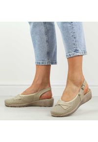 Beżowe skórzane ażurowe Polskie sandały damskie Gregors 952. Okazja: na co dzień. Nosek buta: okrągły. Zapięcie: pasek. Kolor: beżowy. Wzór: ażurowy. Materiał: skóra. Sezon: wiosna, lato. Obcas: na koturnie. Styl: casual #1