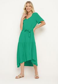 Born2be - Ciemnozielona Sukienka Pudełkowa z Materiałowym Paskiem i Falbanką Dimovas. Typ kołnierza: dekolt w kształcie V. Kolor: zielony. Materiał: materiał #3