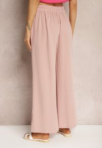 Renee - Jasnoróżowe Spodnie z Szerokimi Nogawkami w Stylu Palazzo High Waist z Gumką w Pasie z Ozdobnym Elementem Ellsiana. Okazja: na co dzień. Stan: podwyższony. Kolor: różowy. Materiał: bawełna. Styl: elegancki, casual