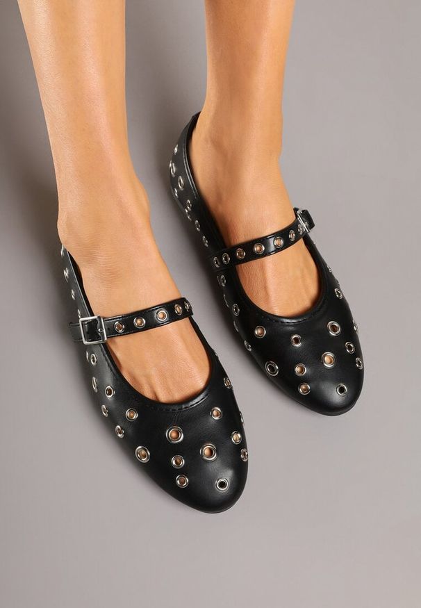 Born2be - Czarne Balerinki Ozdobione Nitami i Paskiem Finilitia. Okazja: na co dzień. Zapięcie: pasek. Kolor: czarny. Wzór: aplikacja. Styl: elegancki, casual