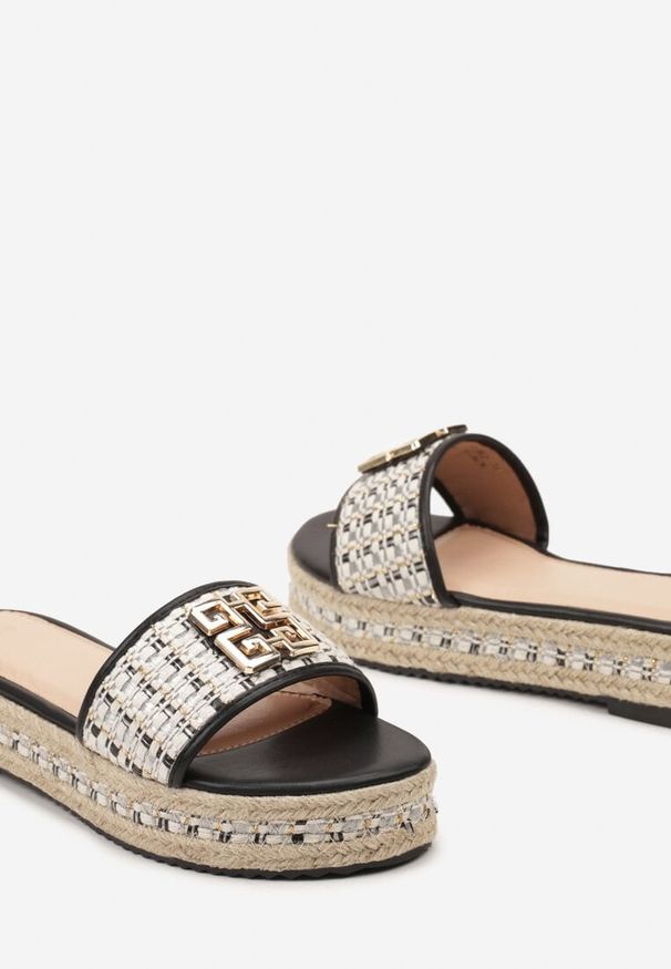 Born2be - Czarne Boho Klapki na Grubej podeszwie z Metalową Ozdobą Rlosi. Kolor: czarny. Materiał: len. Wzór: aplikacja. Sezon: lato. Styl: boho
