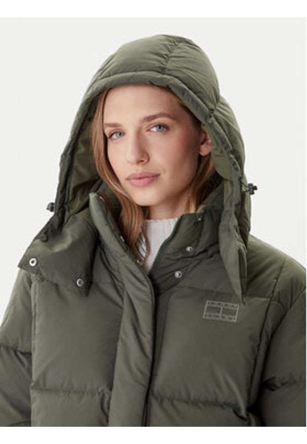 Tommy Jeans Kurtka puchowa Alaska DW0DW21623 Zielony Relaxed Fit. Kolor: zielony. Materiał: syntetyk
