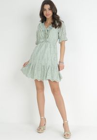 Born2be - Zielona Sukienka z Ażurowej Tkaniny z Gumką w Pasie i Falbankami Culissa. Typ kołnierza: kołnierz z falbankami. Kolor: zielony. Materiał: tkanina. Wzór: ażurowy #2
