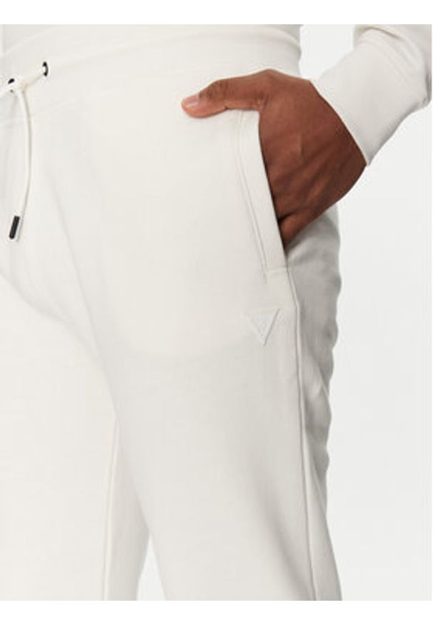 Guess Spodnie dresowe Z2YB22 KAIJ1 Biały Regular Fit. Kolor: biały. Materiał: bawełna
