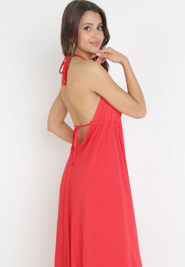 Born2be - Czerwona Rozkloszowana Sukienka Maxi z Wiązaniem na Szyi Cathenia. Kolor: czerwony. Długość: maxi