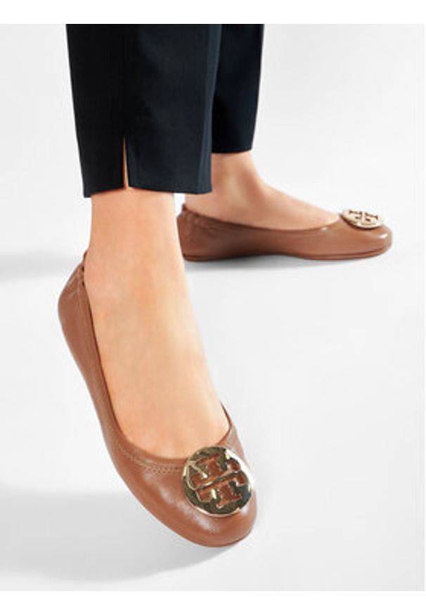 Tory Burch Baleriny Minnie Travel Ballet With Metal Logo 50393 Brązowy. Kolor: brązowy. Materiał: skóra