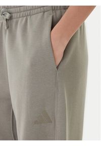 Adidas - adidas Spodnie dresowe ALL SZN Fleece JY5014 Beżowy Wide Leg. Kolor: beżowy. Materiał: syntetyk, bawełna #4