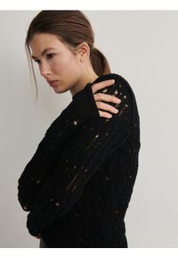 Reserved - Ażurowy sweter - czarny. Kolor: czarny. Materiał: bawełna, dzianina. Wzór: ażurowy #1