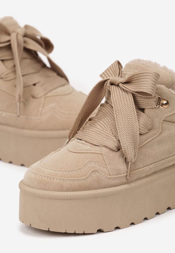 Renee - Ciemnobeżowe Sneakersy Vices na Platformie Obszyte Futerkiem Naleris. Zapięcie: sznurówki. Kolor: beżowy. Materiał: futro. Obcas: na platformie