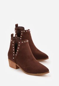 Renee - Brązowe Botki Vices na Słupku z Ażurową Cholewką Nitami i Wycięciem Borfedi. Okazja: na co dzień, na spotkanie biznesowe, do pracy. Nosek buta: szpiczasty. Kolor: brązowy. Szerokość cholewki: normalna. Wzór: ażurowy. Materiał: jeans. Sezon: zima, jesień. Obcas: na słupku. Styl: casual, biznesowy, elegancki #9