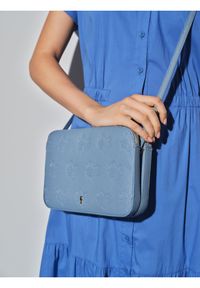 Ochnik - Niebieska torebka damska z tłoczeniem. Kolor: niebieski. Materiał: skórzane. Styl: klasyczny. Rodzaj torebki: na ramię #2