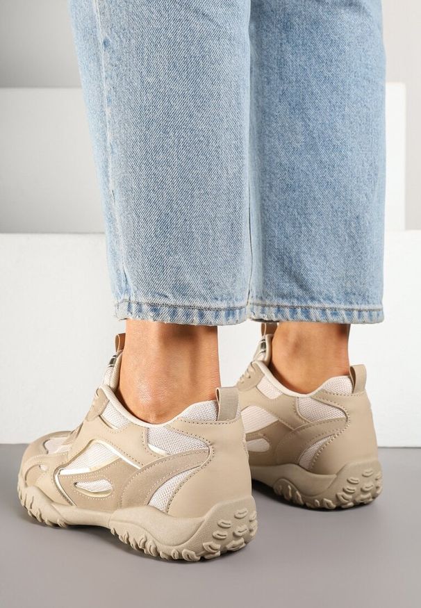 Renee - Ciemnobeżowe Sneakersy Ozdobione Tłoczoną Cholewką Pillitha. Okazja: na co dzień. Kolor: beżowy. Materiał: jeans. Szerokość cholewki: normalna. Wzór: aplikacja. Obcas: na płaskiej podeszwie