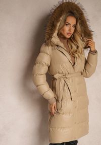 Renee - Beżowa Kurtka Pikowana o Długim Kroju z Kapturem Wiązana w Pasie z Odpinanym Futerkiem Phorira. Okazja: na spacer. Typ kołnierza: kaptur. Kolor: beżowy. Materiał: futro. Długość: długie. Styl: elegancki #1