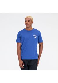 Koszulka męska New Balance MT31518ATE – niebieska. Kolor: niebieski. Materiał: materiał, bawełna. Długość rękawa: krótki rękaw. Długość: krótkie. Wzór: napisy