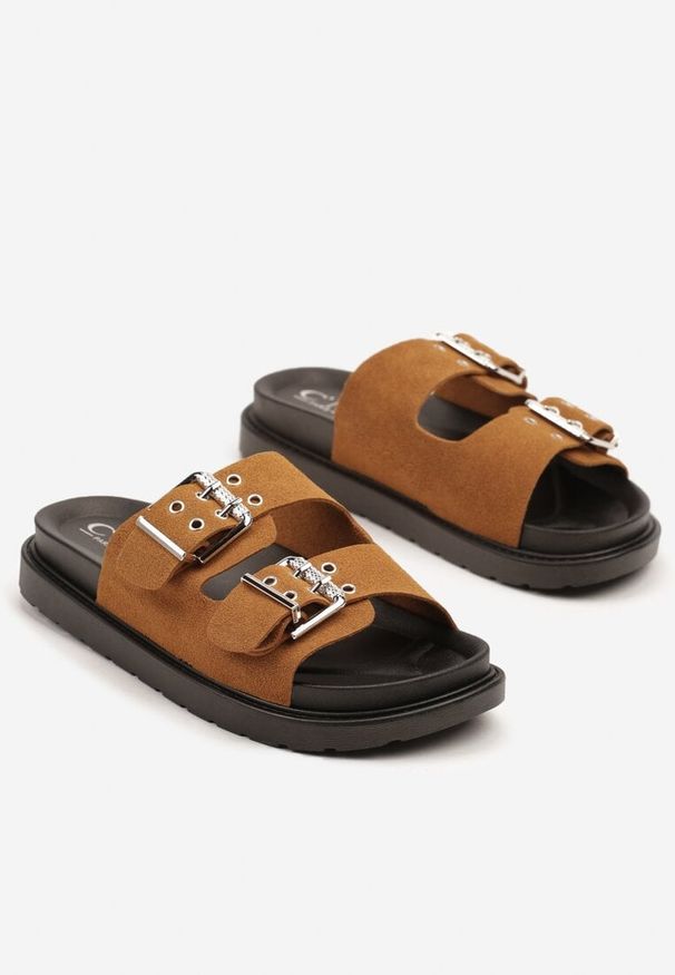 Born2be - Brązowe Klapki z Dwoma Paskami i Klamrami Teliriena. Okazja: na co dzień. Kolor: brązowy. Wzór: aplikacja. Styl: elegancki, casual