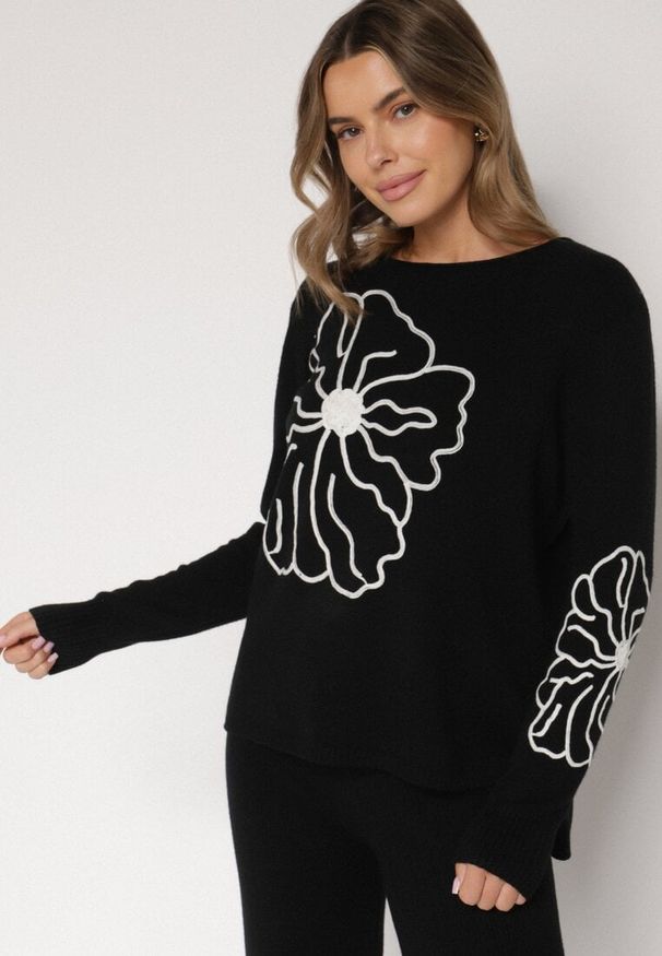 Born2be - Czarny Sweter Ozdobiony Haftowanymi Kwiatami Halatusea. Okazja: na co dzień. Kolor: czarny. Materiał: jeans. Wzór: aplikacja, haft, kwiaty. Styl: casual, klasyczny