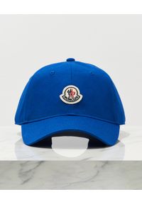 MONCLER - Niebieska czapka z daszkiem. Kolor: niebieski. Materiał: bawełna