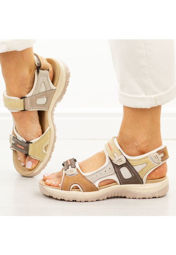 Camelowe skórzane sandały damskie Unisoft 18-57. Okazja: na co dzień, na spacer. Zapięcie: rzepy. Materiał: skóra. Sezon: wiosna, lato. Styl: klasyczny, casual