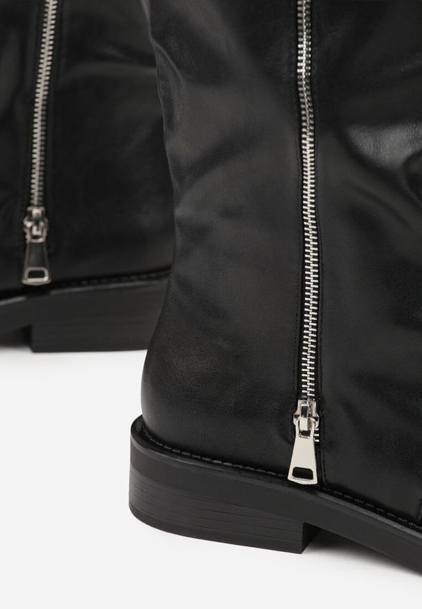 Renee - Czarne Kozaki w Stylu Bikerów z Klamrą i Suwakiem Linfara. Okazja: na co dzień. Zapięcie: klamry. Kolor: czarny. Materiał: skóra, jeans. Styl: casual, klasyczny