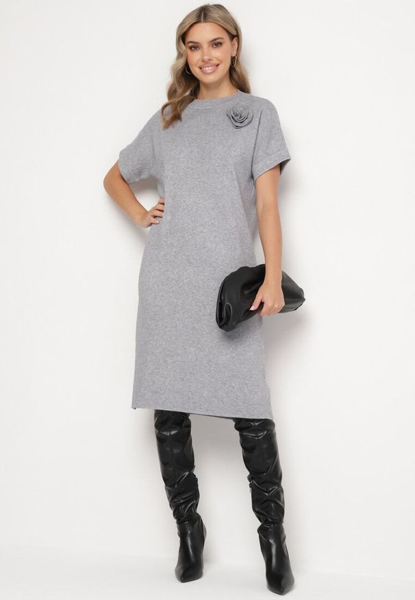 Born2be - Szara Sukienka z Wiskozą Bawełną i Odpinanym Kwiatem 3D Zeiada. Kolor: szary. Materiał: wiskoza, bawełna. Wzór: kwiaty