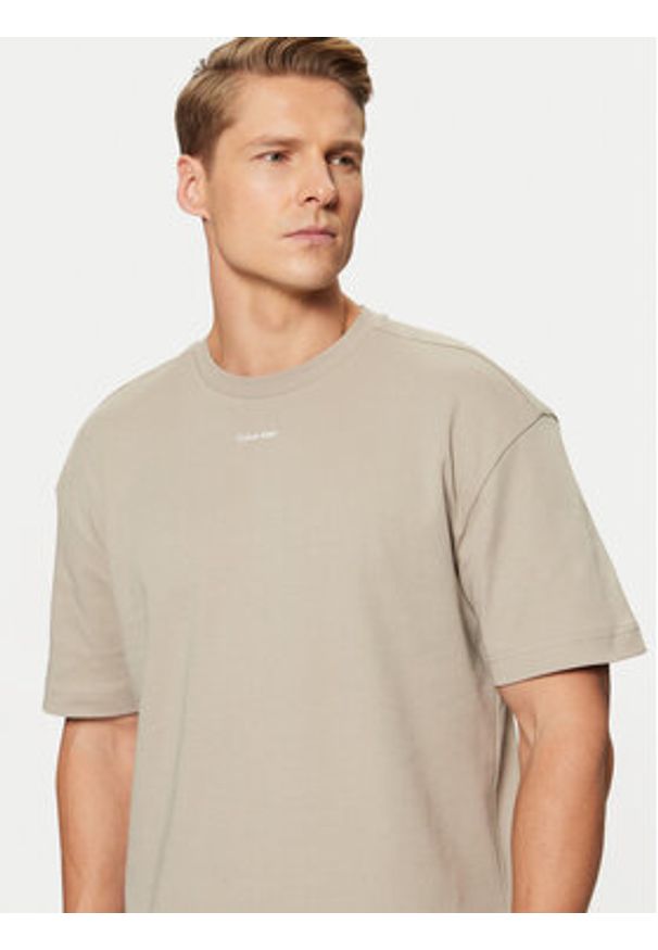 Calvin Klein T-Shirt Nano Logo Interlock T-Shirt K10K112487 Beżowy Regular Fit. Kolor: beżowy. Materiał: bawełna