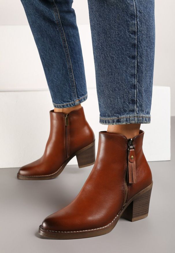 Born2be - Brązowe Botki na Obcasie w Stylu Kowbojek Ozdobione Suwakiem Besira. Kolor: brązowy. Materiał: jeans. Wzór: aplikacja. Obcas: na obcasie. Styl: elegancki. Wysokość obcasa: średni