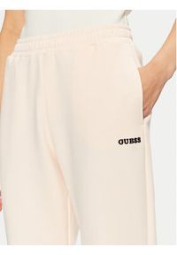 Guess Spodnie dresowe V5RB02 KCLD1 Écru Regular Fit. Materiał: syntetyk