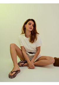 Sinsay - Bawełniana koszulka z aplikacją 3D - kremowy. Kolor: kremowy. Materiał: bawełna. Wzór: aplikacja #1