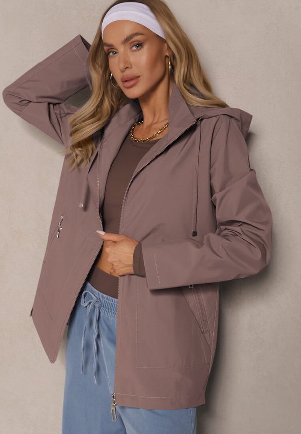 Renee - Jasnobrązowa Kurtka w Stylu Wiatrówki z Odpinanym Kapturem Ndivena. Okazja: na co dzień, na spacer. Kolor: brązowy. Materiał: jeans. Styl: sportowy, casual