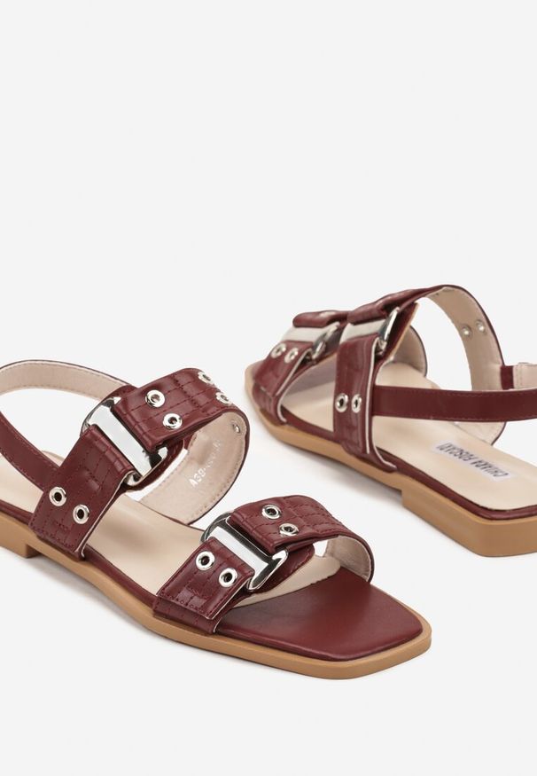 Renee - Bordowe Sandały Ozdobione Klamrami i Nitami Tenandra. Okazja: na co dzień. Zapięcie: klamry. Kolor: czerwony. Wzór: aplikacja. Obcas: na obcasie. Styl: casual. Wysokość obcasa: niski