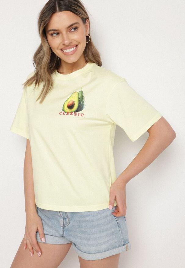 Born2be - Żółty T-shirt z Bawełną i Motywem Awokado Addixa. Okazja: na co dzień. Kolor: żółty. Materiał: bawełna. Styl: casual, klasyczny