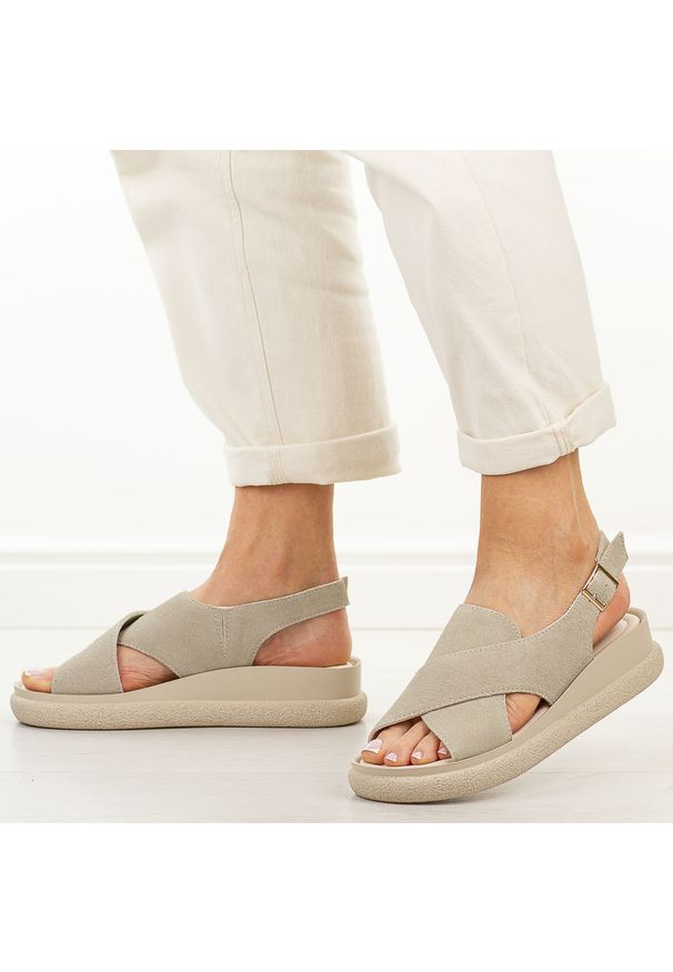 Beżowe skórzane sandały damskie T.Sokolski 493. Okazja: na co dzień. Kolor: beżowy. Materiał: skóra, zamsz. Sezon: wiosna, lato. Obcas: na platformie. Styl: casual