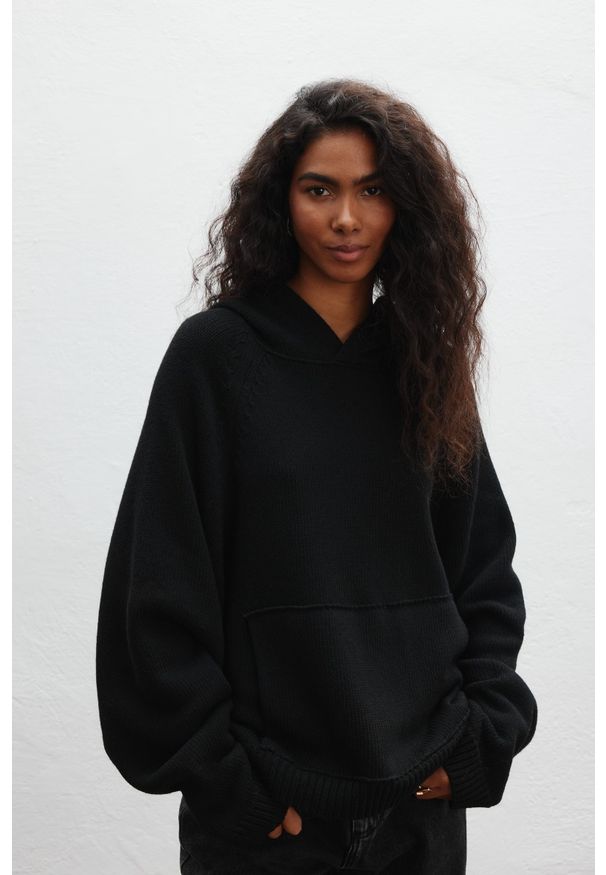 Marsala - Sweter z kapturem typu oversize w kolorze BLACK - LAFFI. Okazja: na co dzień. Typ kołnierza: kaptur. Materiał: kaszmir, wiskoza, poliamid, wełna, jeans. Długość: długie. Wzór: ze splotem. Styl: casual, boho
