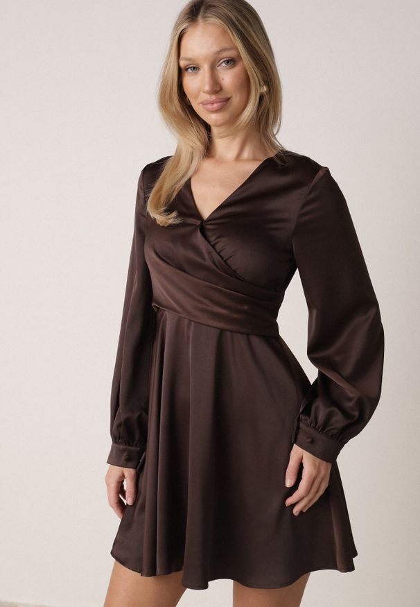 Born2be - Brązowa Satynowa Sukienka VICES z Bawełny o Kopertowym Kroju Glanita. Okazja: na co dzień. Kolor: brązowy. Materiał: satyna, bawełna. Typ sukienki: kopertowe. Styl: casual, klasyczny