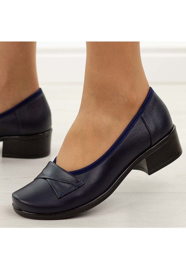 Granatowe Polskie półbuty damskie Gregors 569. Okazja: na co dzień. Kolor: niebieski. Materiał: skóra. Sezon: wiosna, jesień, lato. Styl: casual, elegancki, klasyczny