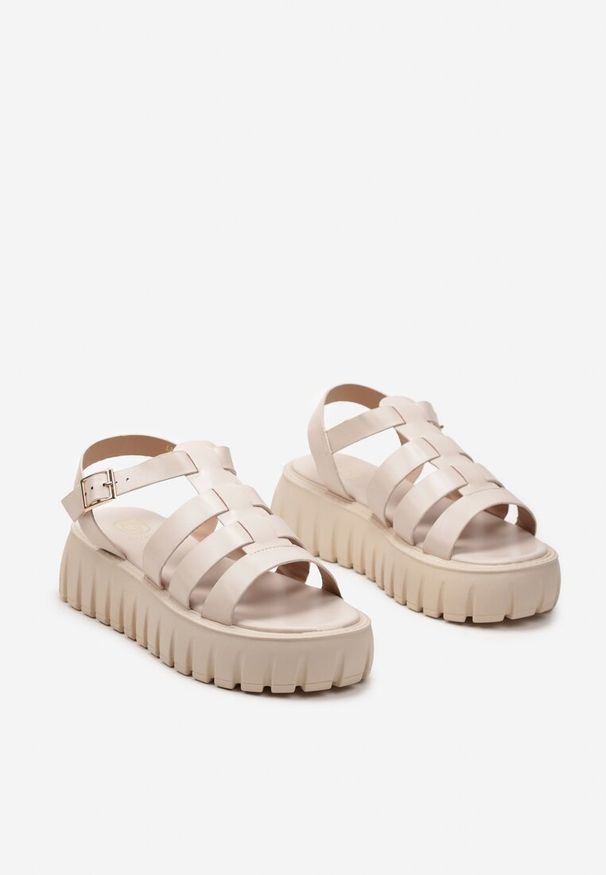 Renee - Beżowe Sandały Typu Gladiatorki na Platformie Ozdobionej Tłoczeniem Kaimans. Okazja: na spacer. Kolor: beżowy. Wzór: aplikacja. Sezon: lato. Obcas: na platformie. Styl: wizytowy, elegancki