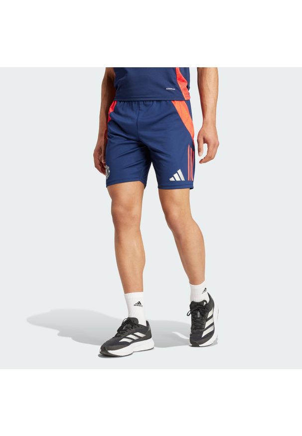 Adidas - Spodenki treningowe Manchester United Tiro 2024/25. Kolor: czerwony, niebieski, wielokolorowy. Materiał: materiał. Sport: fitness, piłka nożna